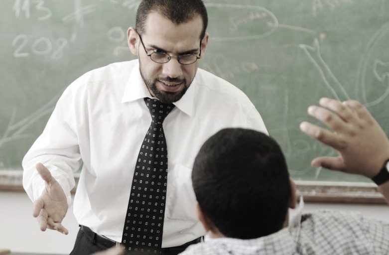Siswa Belajar Demokrasi di Atas Kertas, Tapi Dilarang Menentang Guru